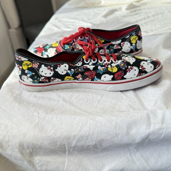 Vans Sneakers W/7.5 M/6 Black MultiColor Hello Kitty Athleisure Skate Life VGC - Picture 7 of 11
